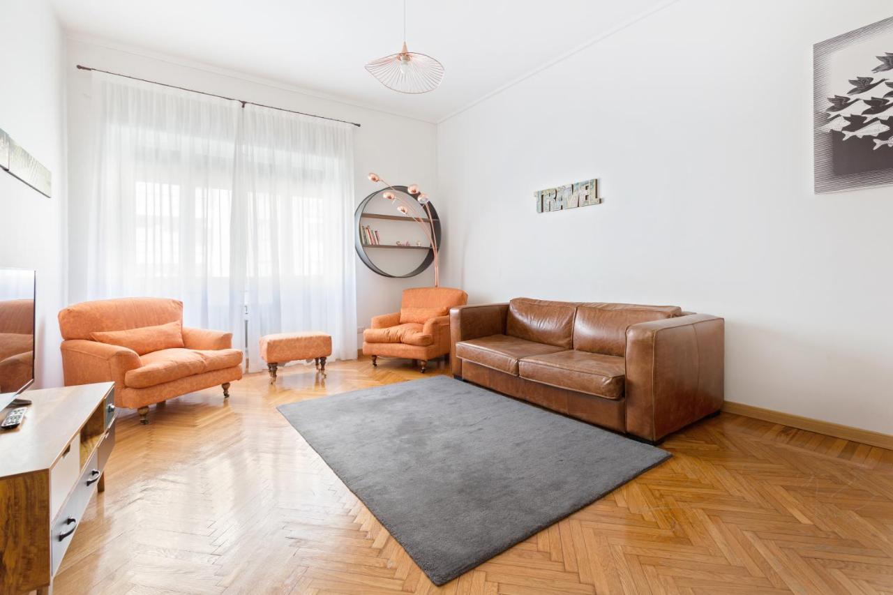 Roomy Apartment Duomo & San Babila ميلان المظهر الخارجي الصورة